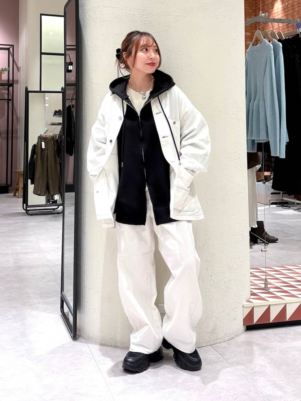 ブラック系のパーカー、ホワイト系のデニムパンツ、ホワイト系のデニムジャケットを着用したレディースの冬コーディネートの5枚目の写真