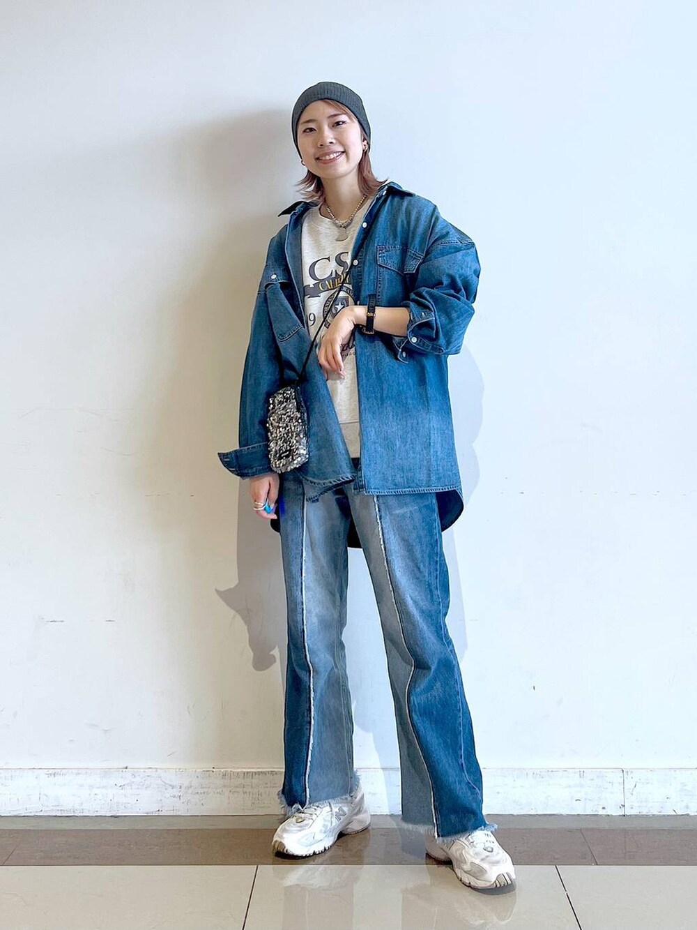 「ローリーズスタイル_LOWRYS FARM、LOWRYS FARM、大人女子カジュアル_LOWRYS FARM、BAYFLOW、デニムジャケット、デニムパンツ、ラフ、テーマパーク、ピクニック、差し色コーデ、ユニセックス、カジュアル」|「LOWRYS FARMのヤワラカルイBIGトートBAG 100157(トートバッグ、ホワイト系)」を使った、akn.さん(レディース・158cm)の春コーディネートの3枚目の写真