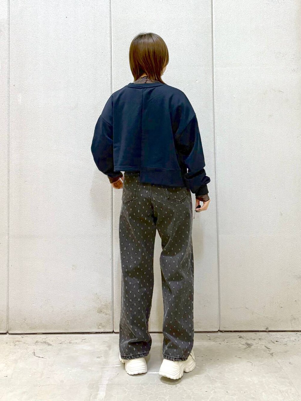 その他のTシャツ/カットソー、ブラック系のデニムパンツ、ベージュ系のスニーカーを着用したレディースの冬コーディネートの3枚目の写真