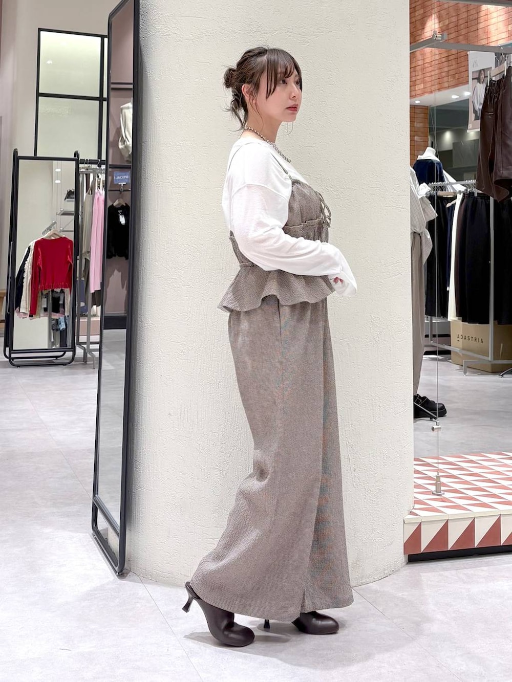 ホワイト系のTシャツ/カットソー、ブラウン系のサンダル、ブラウン系のサロペット/オーバーオールを着用したレディースの春コーディネートの4枚目の写真