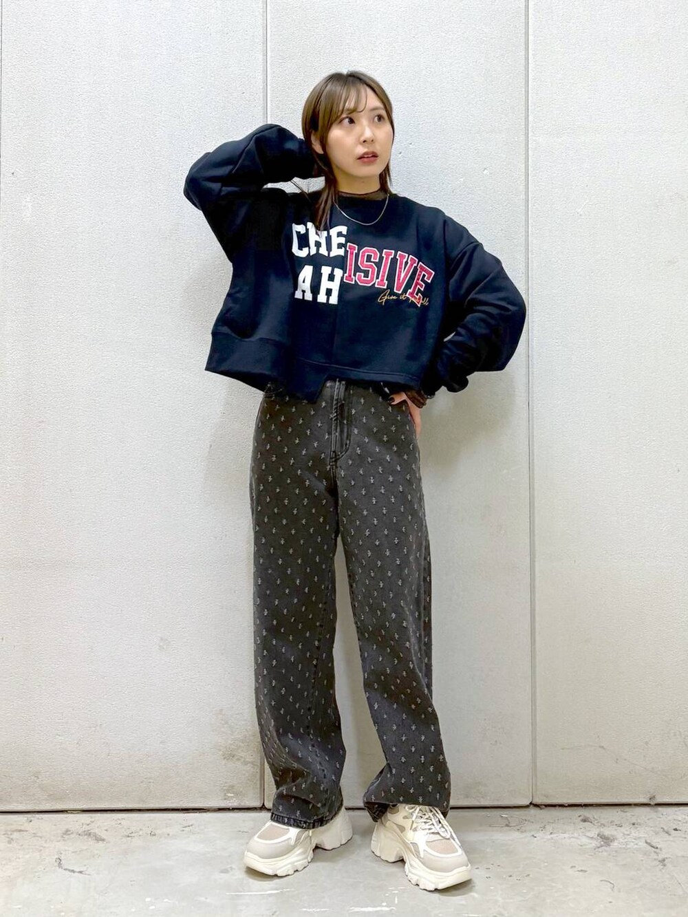 その他のTシャツ/カットソー、ブラック系のデニムパンツ、ベージュ系のスニーカーを着用したレディースの冬コーディネートの5枚目の写真