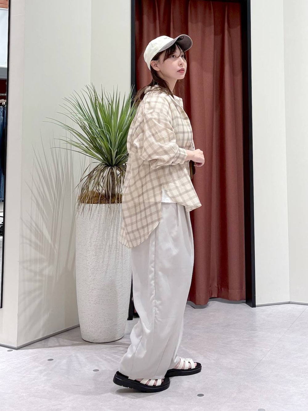 ブラウン系のその他パンツ、ベージュ系のシャツ/ブラウス、ホワイト系のサンダルを着用したレディースの夏コーディネートの5枚目の写真