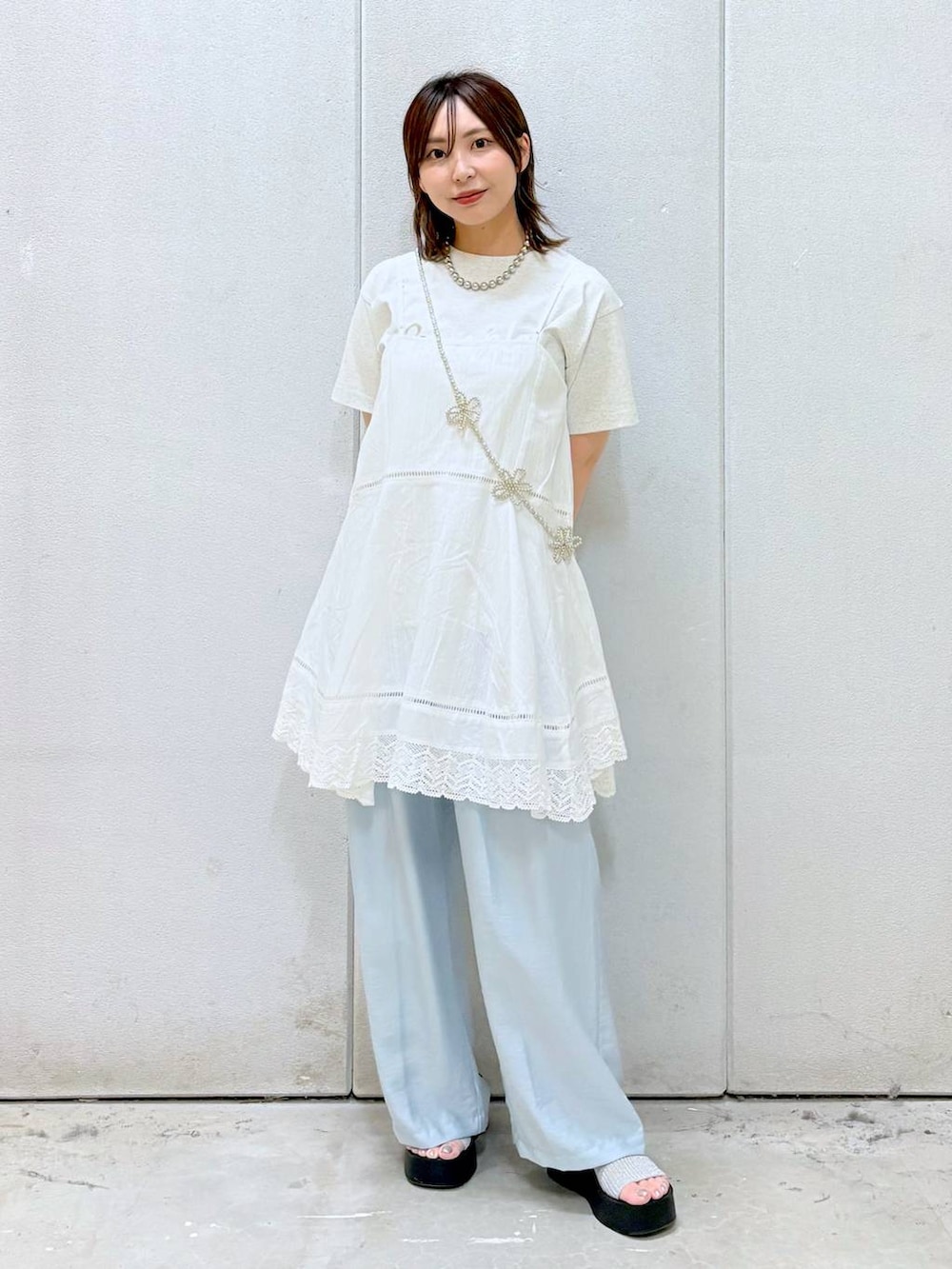 「キャミワンピース、Tシャツ、ワントーン、着痩せ・細見え、カジュアル、ローリーズスタイル_LOWRYS FARM、LOWRYS FARM、大人女子カジュアル_LOWRYS FARM、キャミソール、ワイドパンツ、ウエストゴム、サンダル、デートコーデ、レイヤードスタイル、モテ」｜「Me%のオハナビーズモバイルショルダーストラップ 109516（スマホグッズ、グレー系）」を使った、akn.さん（レディース・158cm）の夏コーディネートの2枚目の写真