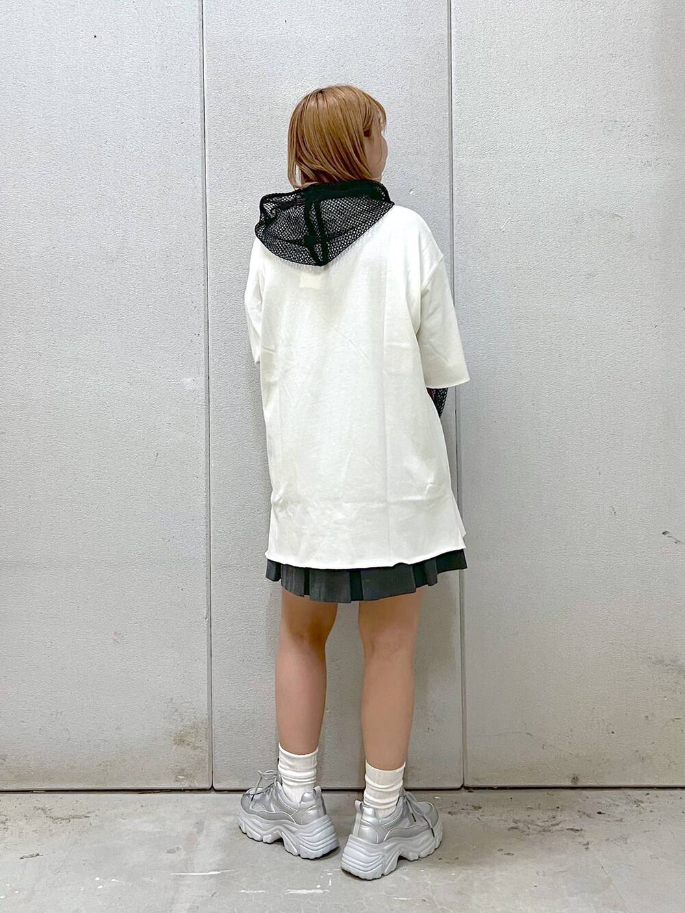 「Tシャツ、スニーカーブーツシリーズ_BAYFLOW、ミニスカート、ワントーン、着痩せ・細見え、カジュアル、ローリーズスタイル_LOWRYS FARM、LOWRYS FARM、大人女子カジュアル_LOWRYS FARM、秋コーデ、秋冬新作、韓国系、モテ、テーマパーク、デートコーデ」｜「LOWRYS FARMのＴＲプリーツミニスカート 132289（スカート、グレー系）」を使った、akn.さん（レディース・158cm）の秋コーディネートの2枚目の写真