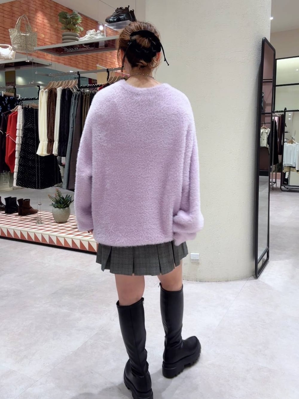 その他のスカート、ブラック系のブーツ、パープル系のニット/セーターを着用したレディースの秋コーディネートの5枚目の写真