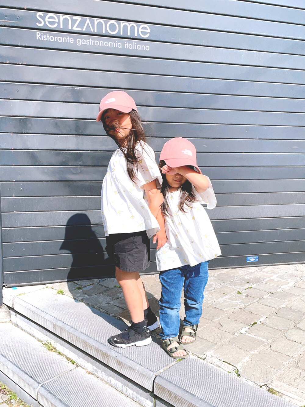 「Branshes、ブランシェス、THE NORTH FACE、NIKE、birkenstock、姉妹コーデ、ミモザ、リンクコーデ、お出かけコーデ、キャップ」｜「THE NORTH FACEの【 海外流通モデル 】 THE NORTH FACE / ザ ノースフェイス NORM HAT ノーム ハット キャップ（キャップ、ピンク系）」を使った、RMRさん（キッズ・90cm）の夏コーディネートの2枚目の写真