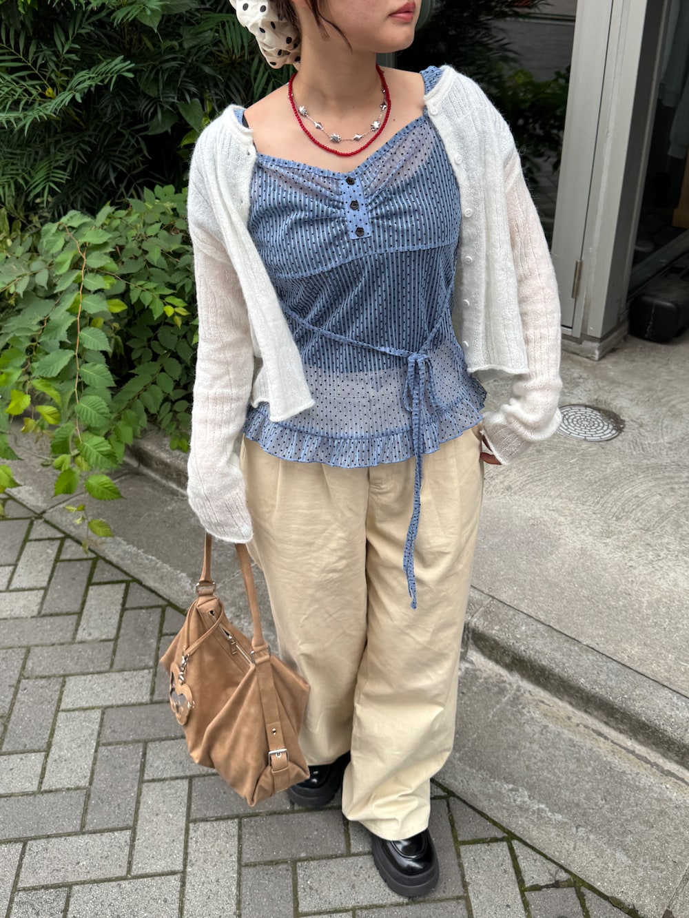 その他のTシャツ/カットソー、ホワイト系のチノパンツ、ブラック系のローファーを着用したレディースの夏コーディネートの2枚目の写真