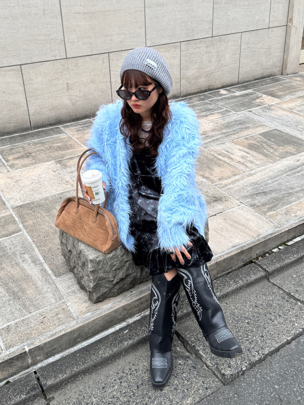 ベージュ系のボストンバッグ、ブルー系のカーディガン/ボレロ、ホワイト系のTシャツ/カットソーを着用したレディースの秋コーディネートの2枚目の写真