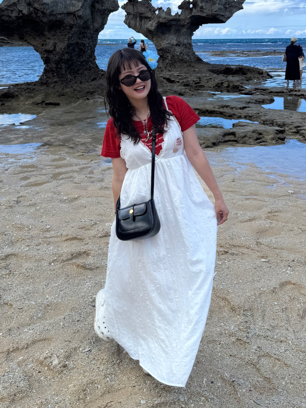 ホワイト系のサンダル、レッド系のTシャツ/カットソー、ホワイト系のワンピースを着用したレディースの夏コーディネートの2枚目の写真