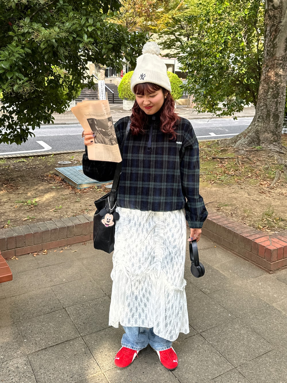 ブルー系のその他トップス、レッド系のスニーカー、ホワイト系のニットキャップ/ビーニーを着用したレディースの秋コーディネートの3枚目の写真