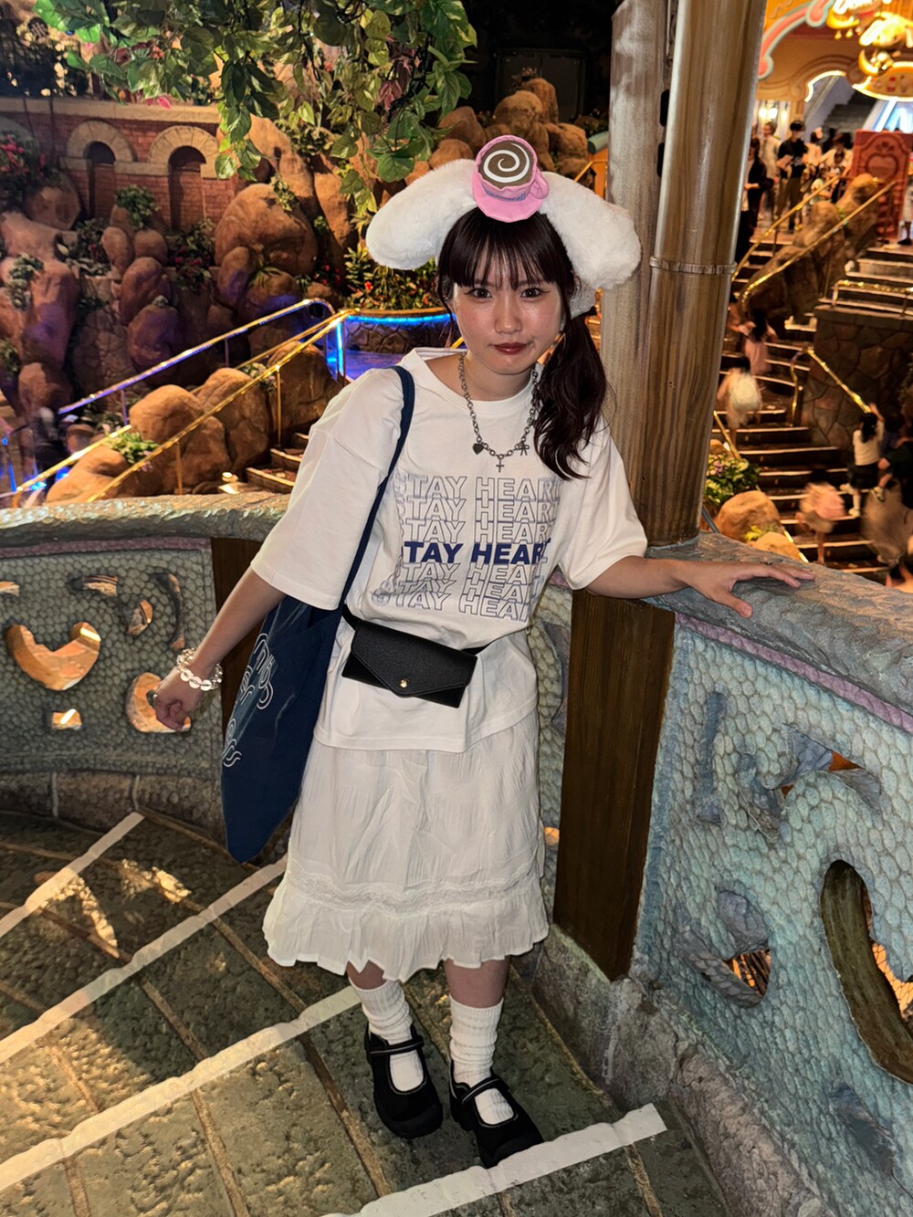 ホワイト系のTシャツ/カットソー、ブラック系のボディバッグ/ウエストポーチ、ホワイト系のスカートを着用したレディースの夏コーディネートの2枚目の写真