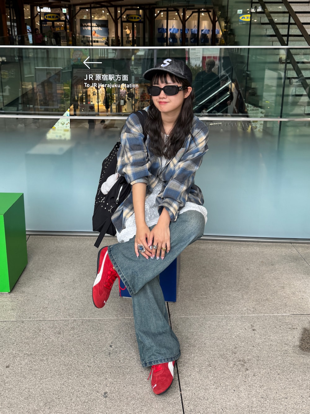 ブラック系のトートバッグ、ブルー系のシャツ/ブラウス、ブルー系のデニムパンツを着用したレディースの秋コーディネートの3枚目の写真