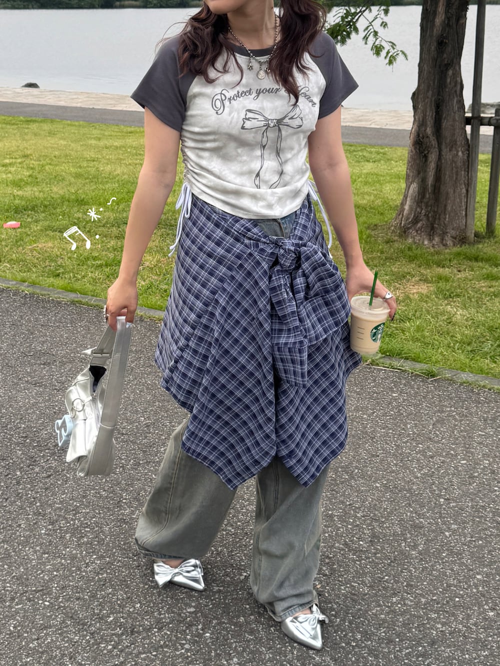 ブルー系のデニムパンツ、シルバー系のパンプス、グレー系のTシャツ/カットソーを着用したレディースの春コーディネートの2枚目の写真