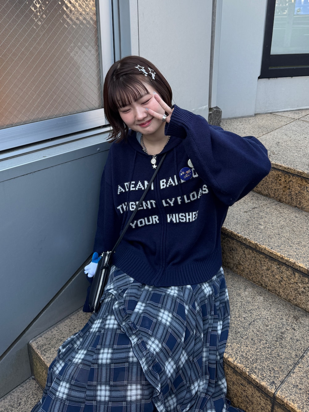 ブラウン系のブーツ、ブルー系のパーカー、ブルー系のスカートを着用したレディースの冬コーディネートの3枚目の写真