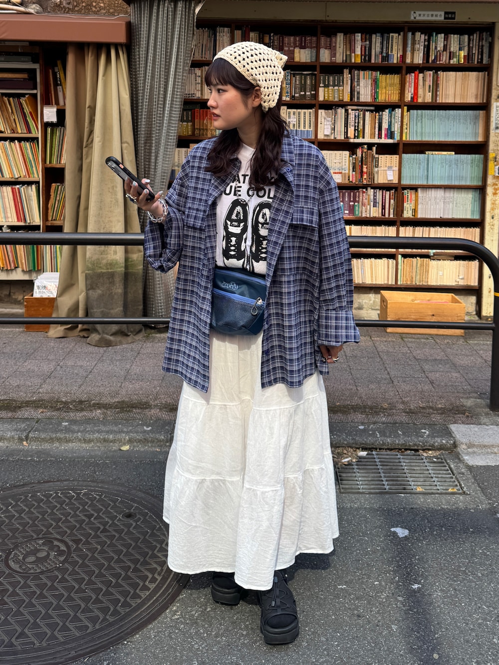 ホワイト系のスカート、ホワイト系のTシャツ/カットソー、ブルー系のボディバッグ/ウエストポーチを着用したレディースの夏コーディネートの2枚目の写真