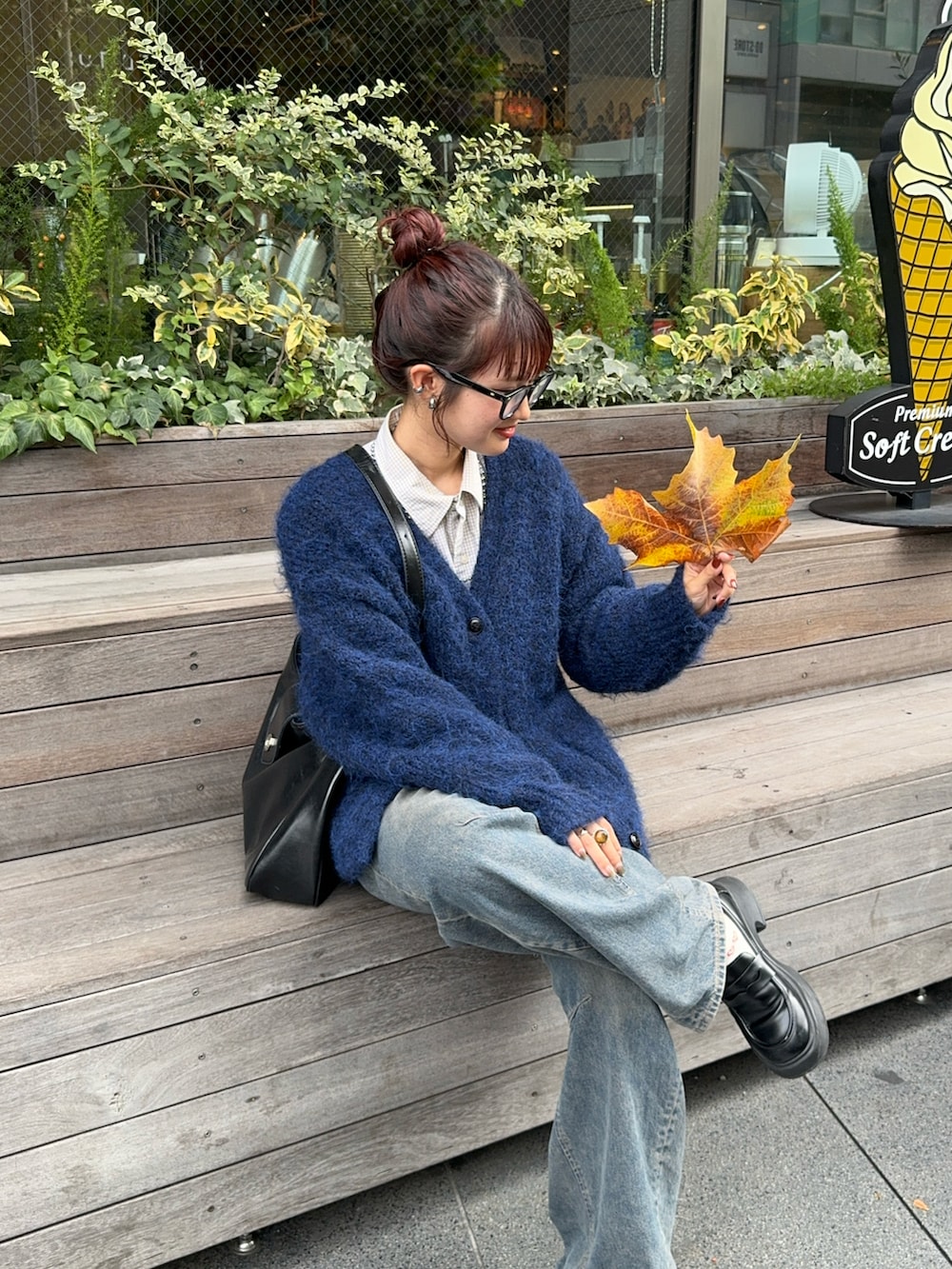 ブルー系のデニムパンツ、ブルー系のカーディガン/ボレロ、ブラック系のローファーを着用したレディースの秋コーディネートの2枚目の写真