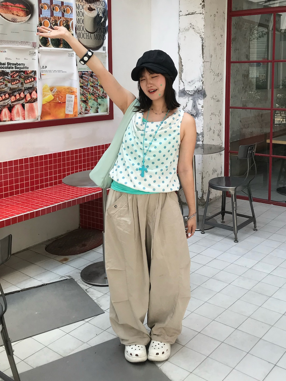 ブルー系のキャミソール、ベージュ系のその他パンツ、ホワイト系のサンダルを着用したレディースの夏コーディネートの2枚目の写真