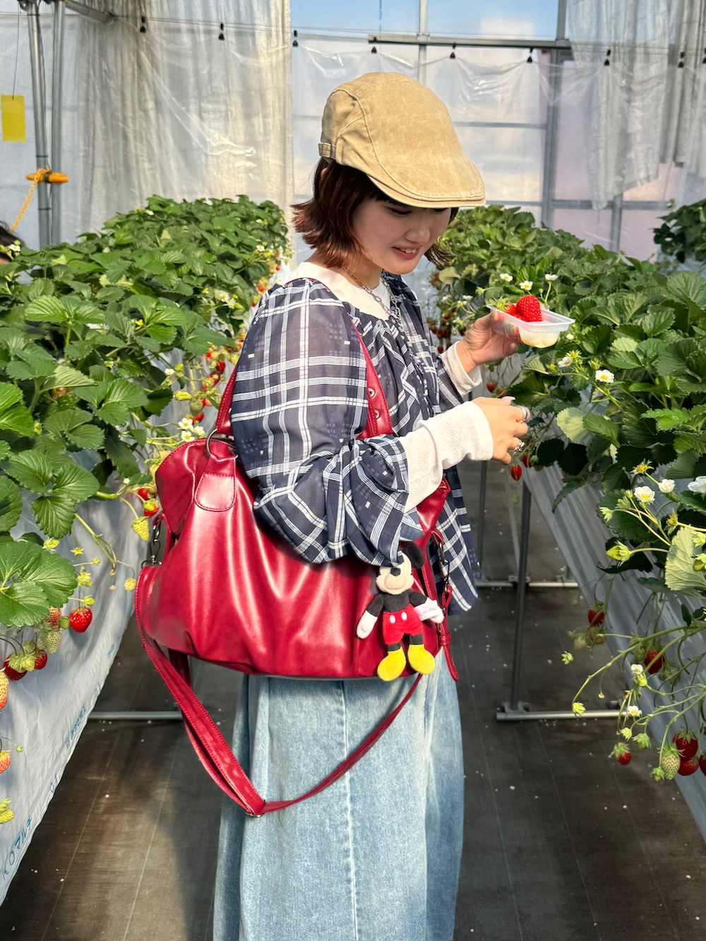 ブルー系のスカート、ブルー系のシャツ/ブラウス、ブラウン系のブーツを着用したレディースの春コーディネートの2枚目の写真