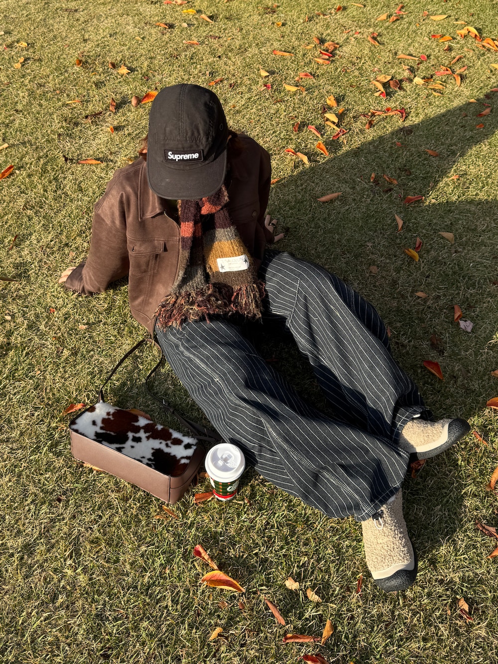 ホワイト系のスリッポンを着用したレディースの秋コーディネートの2枚目の写真