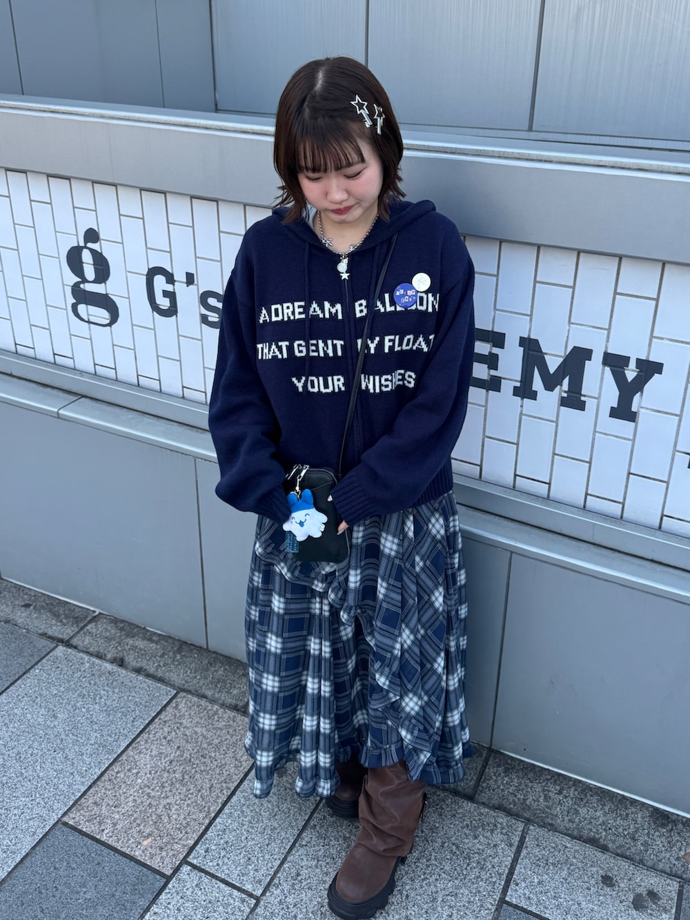 ブラウン系のブーツ、ブルー系のパーカー、ブルー系のスカートを着用したレディースの冬コーディネートの2枚目の写真