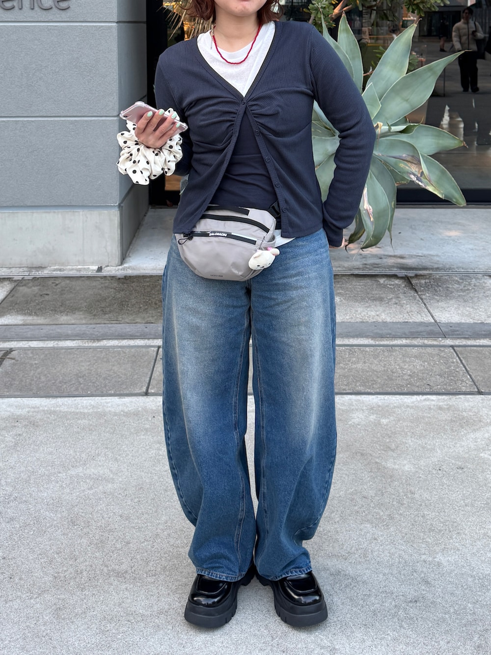 ブルー系のデニムパンツ、ブラック系のローファー、ブルー系のカーディガン/ボレロを着用したレディースの春コーディネートの2枚目の写真
