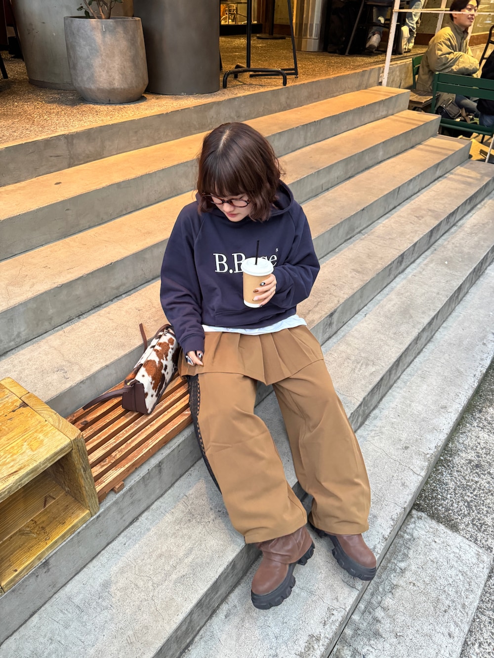 ブラウン系のその他パンツ、ブラウン系のスカート、ブルー系のパーカーを着用したレディースの秋コーディネートの2枚目の写真