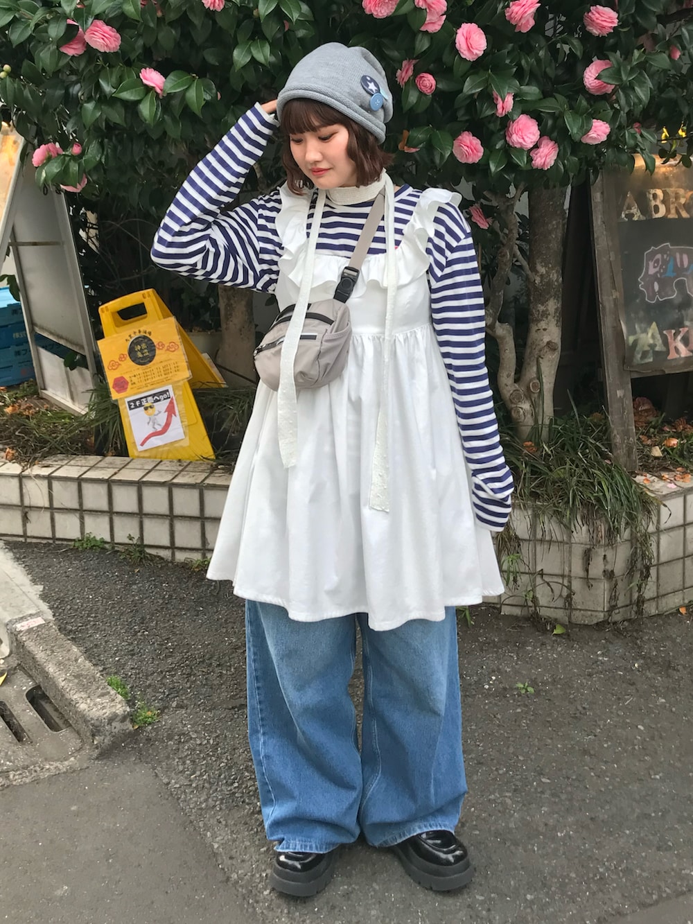 ブルー系のデニムパンツ、ブラック系のローファー、ブルー系のTシャツ/カットソーを着用したレディースの春コーディネートの2枚目の写真