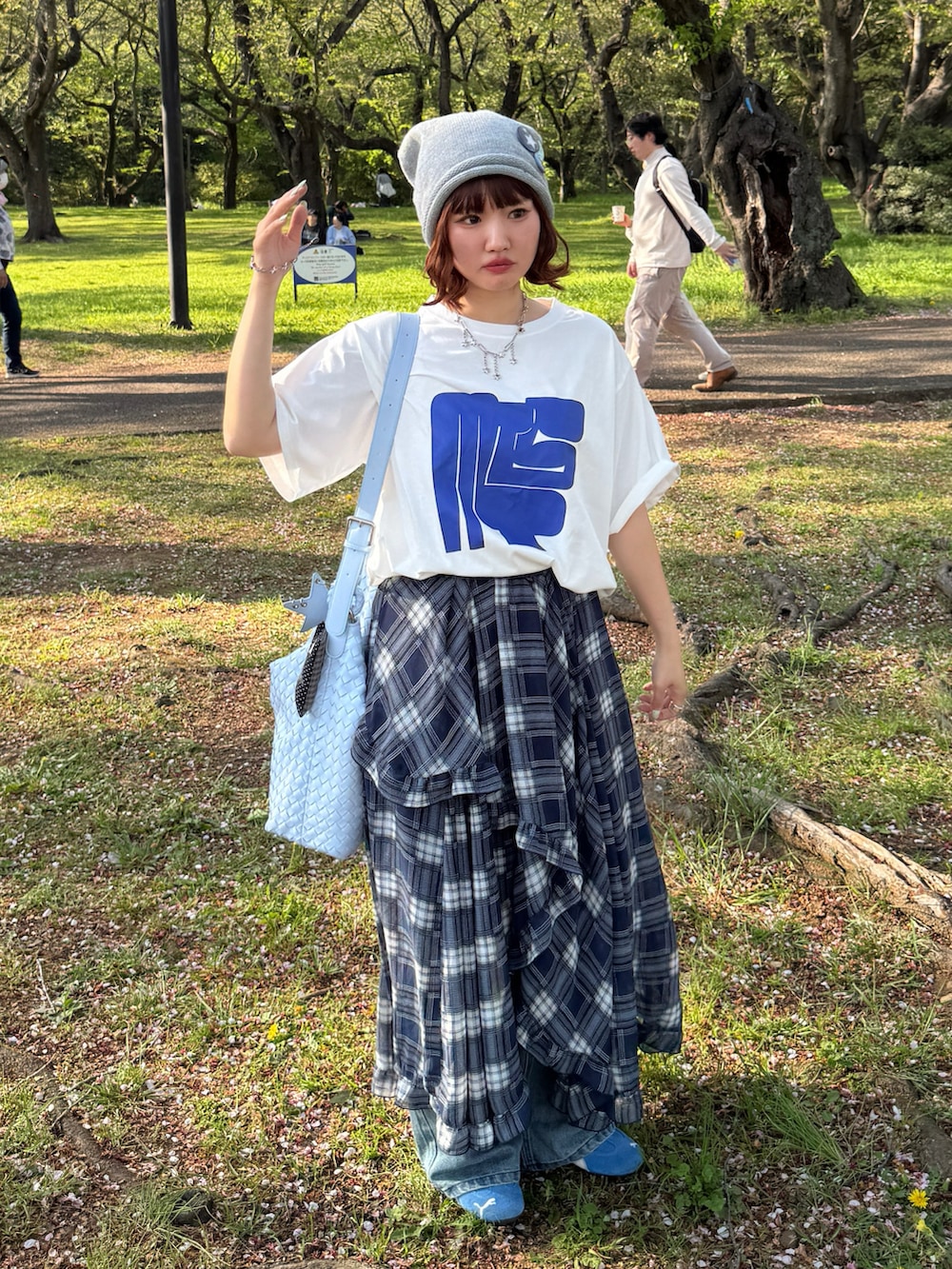 ホワイト系のTシャツ/カットソー、ブルー系のスカート、ブルー系のデニムパンツを着用したレディースの春コーディネートの2枚目の写真