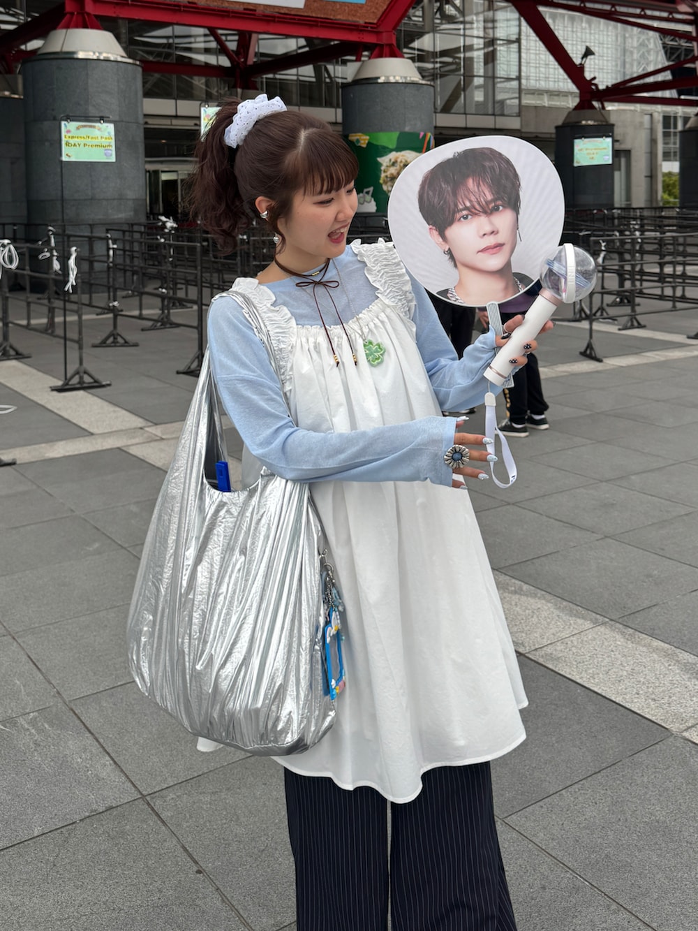 ホワイト系のワンピース、ブルー系のTシャツ/カットソー、ブルー系のスラックスを着用したレディースの春コーディネートの2枚目の写真