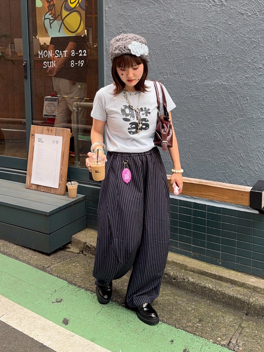 ブルー系のTシャツ/カットソーを着用したレディースの夏コーディネートの3枚目の写真