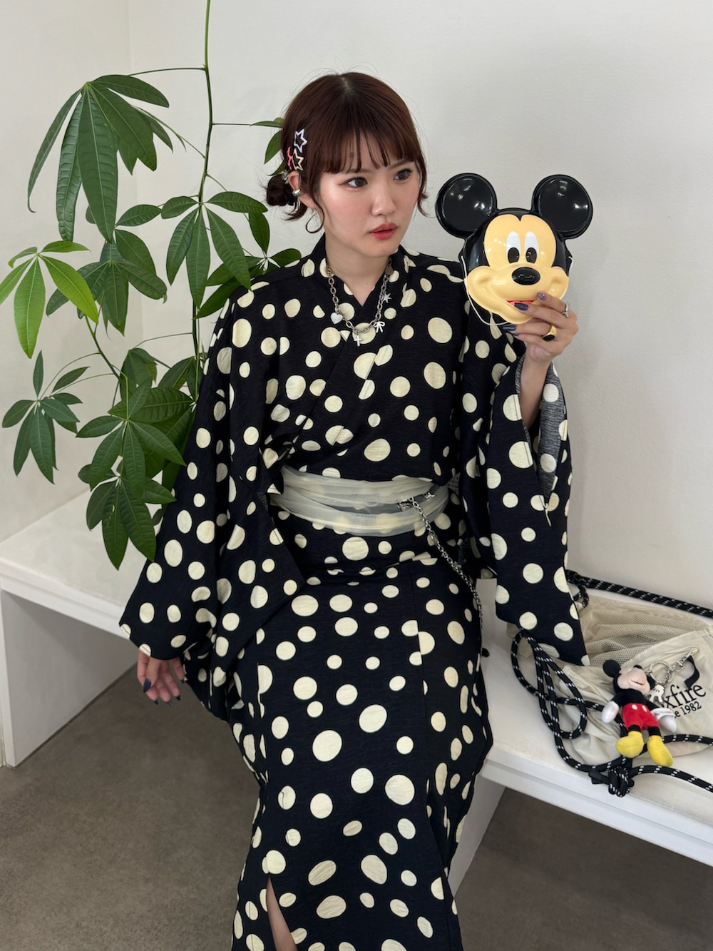 ブラック系のサンダル、ベージュ系のバックパック/リュック、ブラック系の浴衣を着用したレディースの夏コーディネートの2枚目の写真