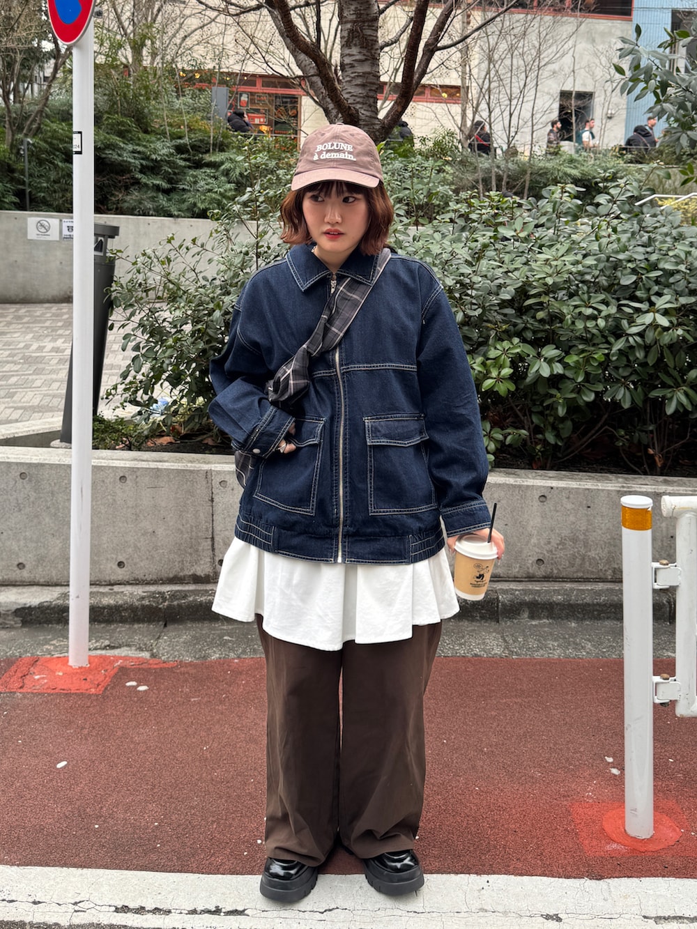 ブルー系のデニムジャケット、ブラック系のローファー、ブラウン系のチノパンツを着用したレディースの冬コーディネートの3枚目の写真