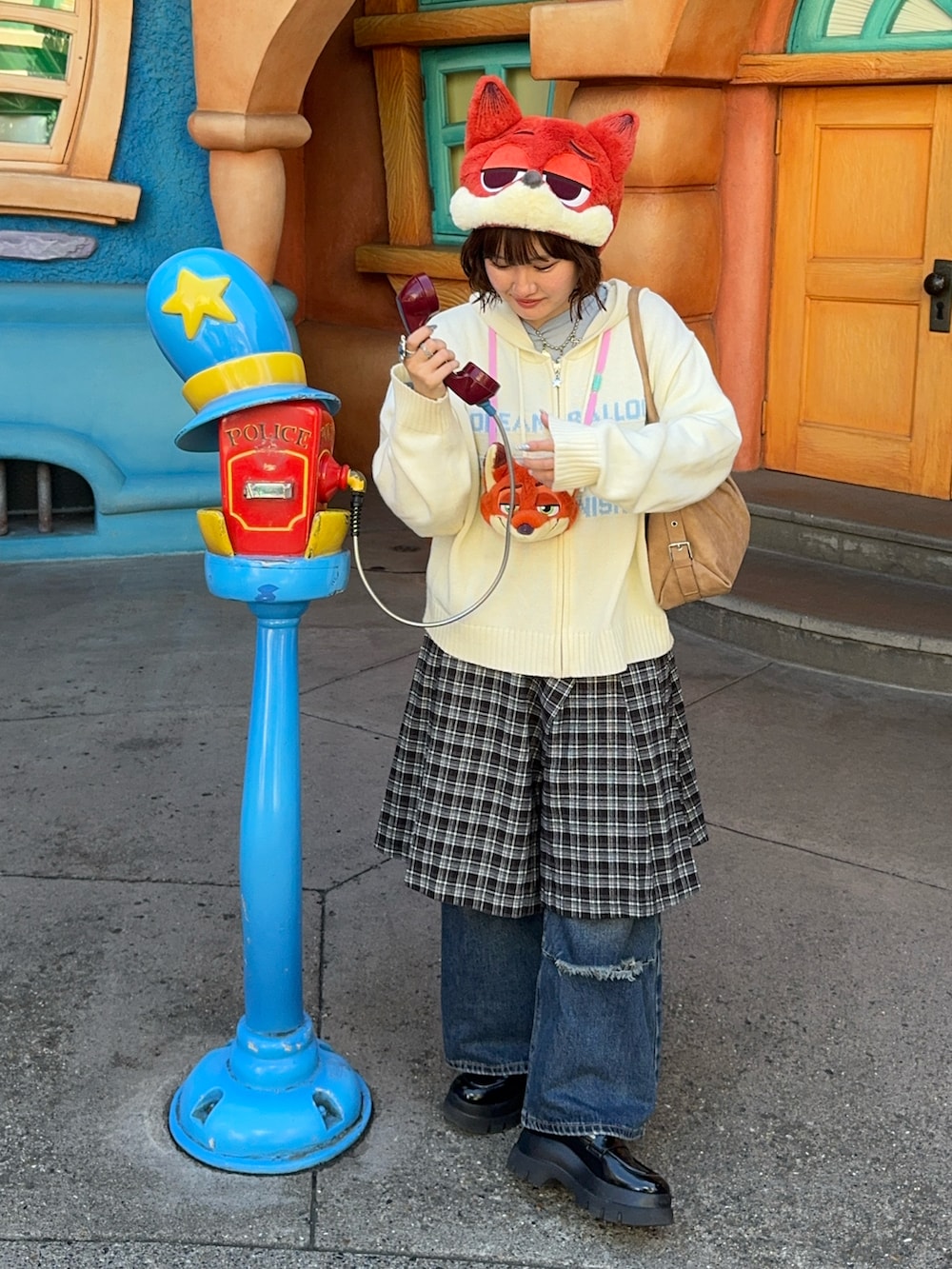 ブルー系のデニムパンツ、その他のスカート、ブラック系のローファーを着用したレディースの冬コーディネートの3枚目の写真