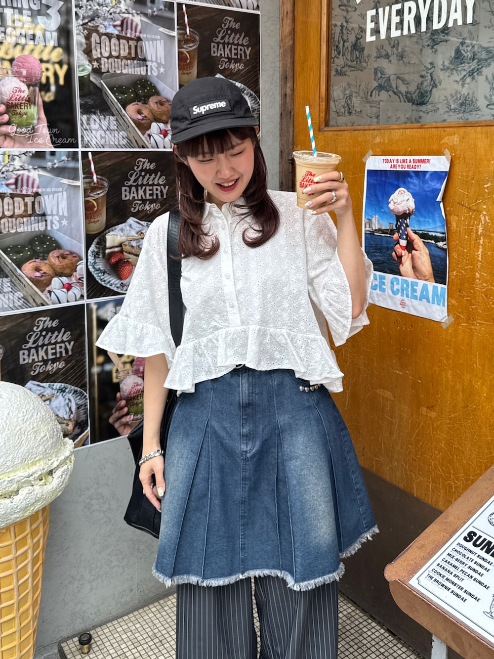 ブルー系のデニムスカート、グレー系のスラックス、ホワイト系のシャツ/ブラウスを着用したレディースの夏コーディネートの2枚目の写真