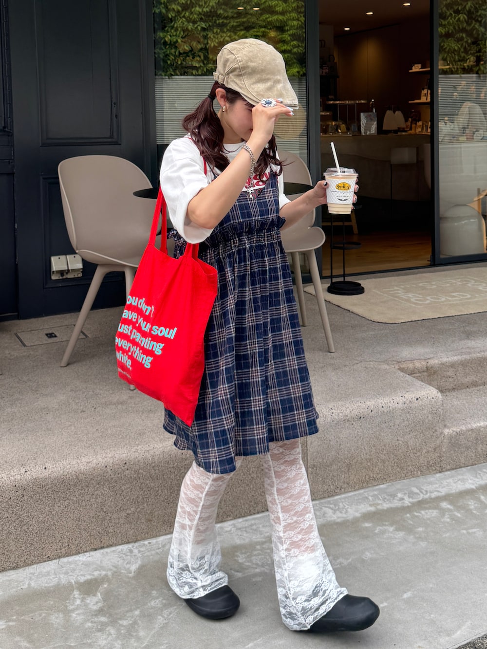 「やっぱり帽子が好き、レイヤードスタイル、ワイドパンツ、キャミワンピ、厚底シューズ、チェック、Tシャツ、春夏コーデ、夏コーデ、キャスケット、休日スタイル、お出かけコーデ、古着MIX、低身長コーデ、韓国ファッション」｜「FOREVER 21の【2025SS】ヴィンテージ風ハンチング（ハンチング/ベレー帽、ベージュ系）」を使った、rin.さん（レディース・153cm）の春コーディネートの2枚目の写真