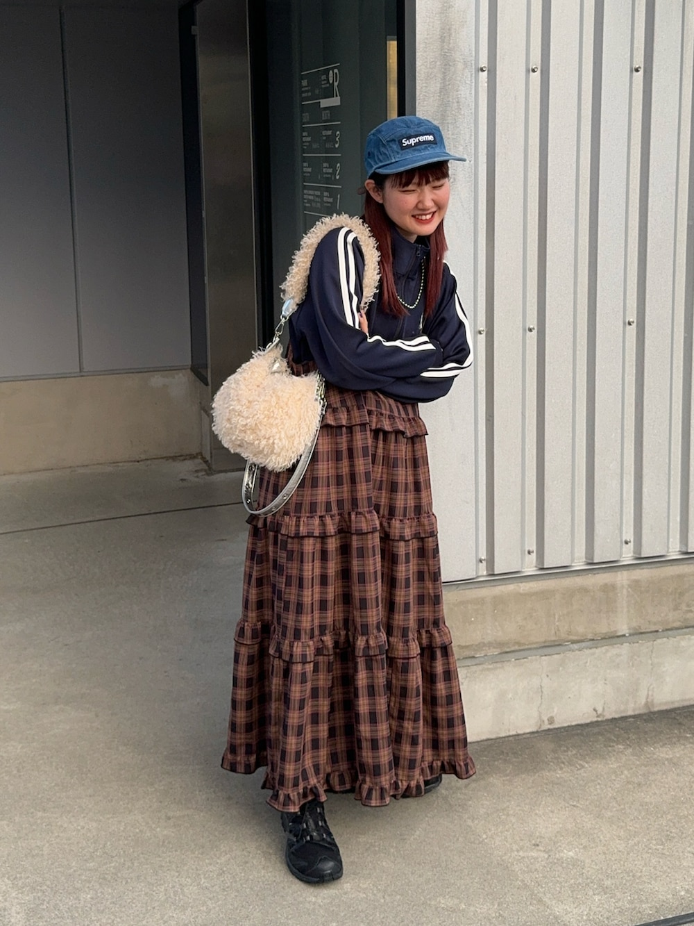 「チェック、ワントーンコーデ、トラックジャケット、キャップ、低身長、スニーカー、秋服コーデ、おでかけコーデ、ファーバッグ、スポーツミックス、ブラウン」｜「FREAK'S STOREのMLB × FREAK'S STORE/エムエルビー MLB トラックジャケット / ラインジャージ（ジャージ、ブルー系）」を使った、rin.さん（レディース・153cm）の秋コーディネートの2枚目の写真