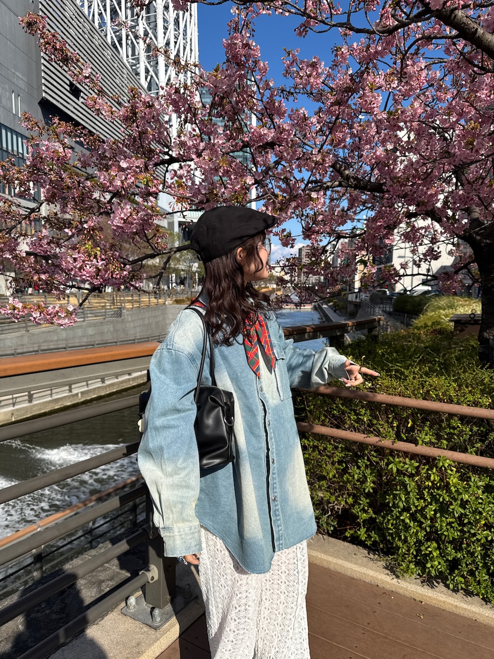 ホワイト系のその他パンツ、ブルー系のシャツ/ブラウス、ブラック系のボストンバッグを着用したレディースの春コーディネートの2枚目の写真