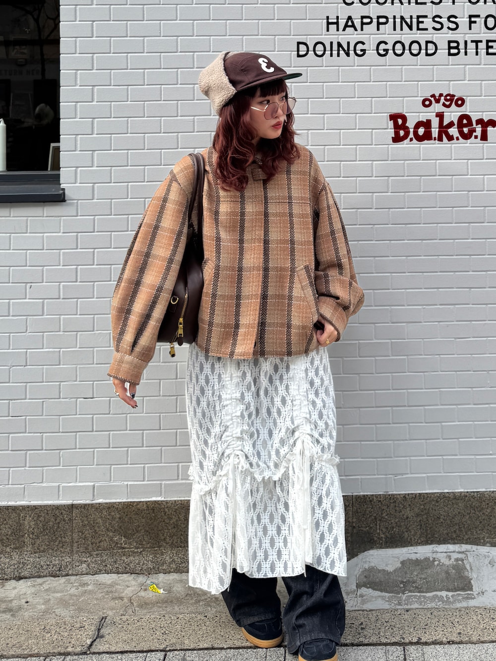 その他のブルゾン、ホワイト系のスカート、ブラック系のスニーカーを着用したレディースの冬コーディネートの2枚目の写真