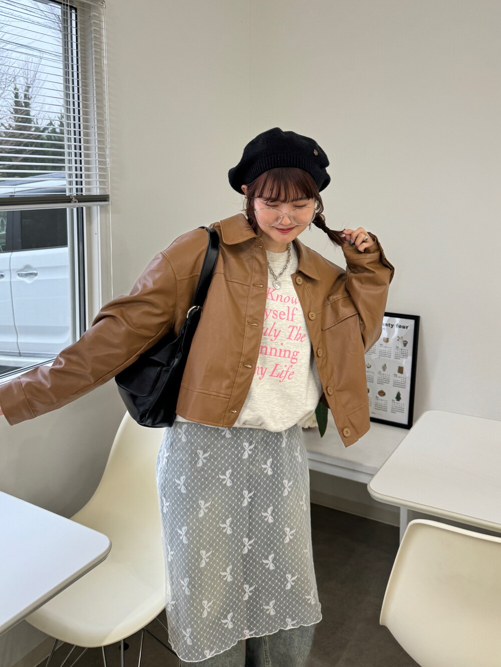 ホワイト系のスカート、グレー系のスウェット、ブラック系のハンチング/ベレー帽を着用したレディースの春コーディネートの2枚目の写真