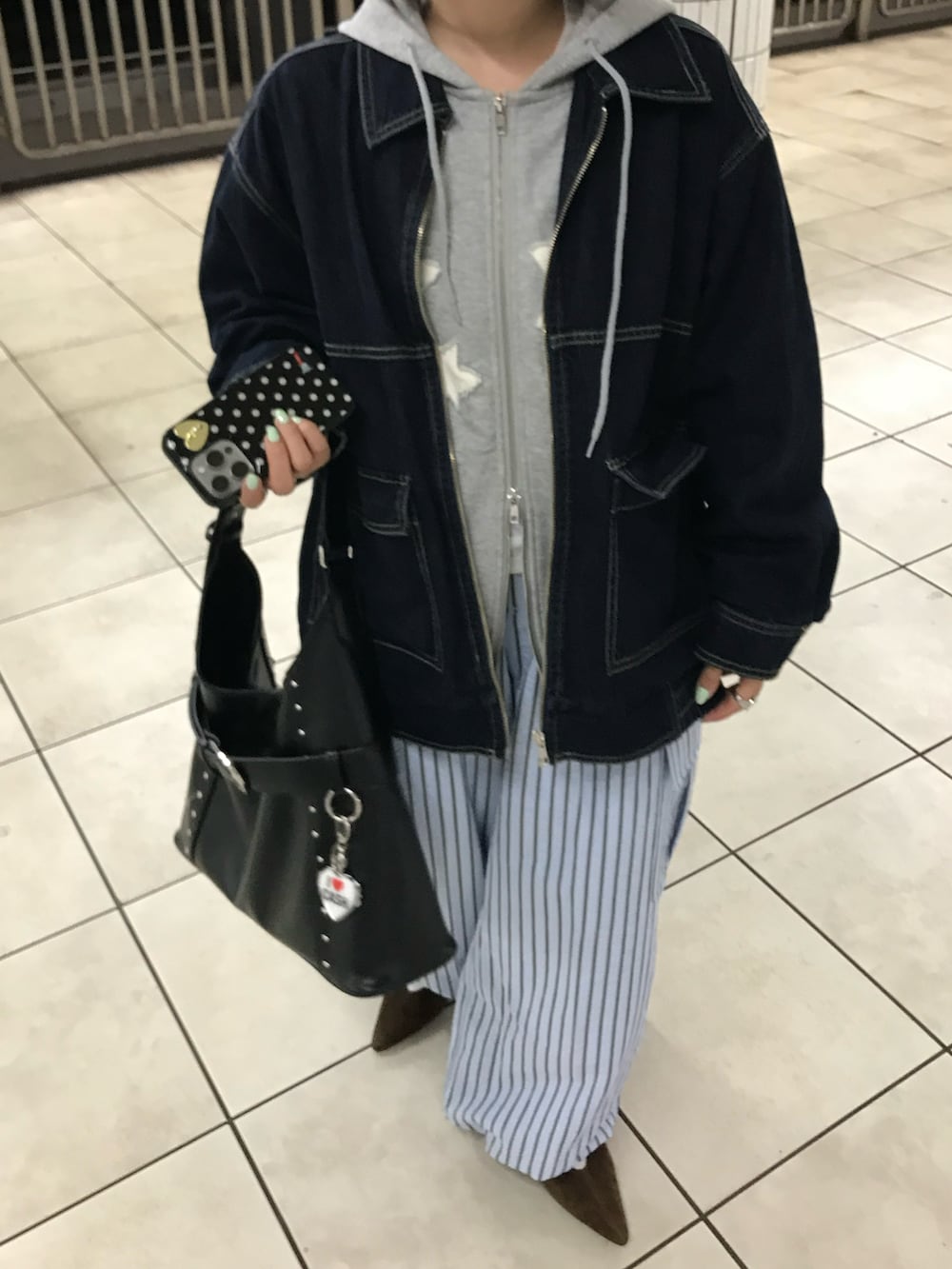 ブルー系のデニムジャケット、ブルー系のカーゴパンツを着用したレディースの春コーディネートの2枚目の写真