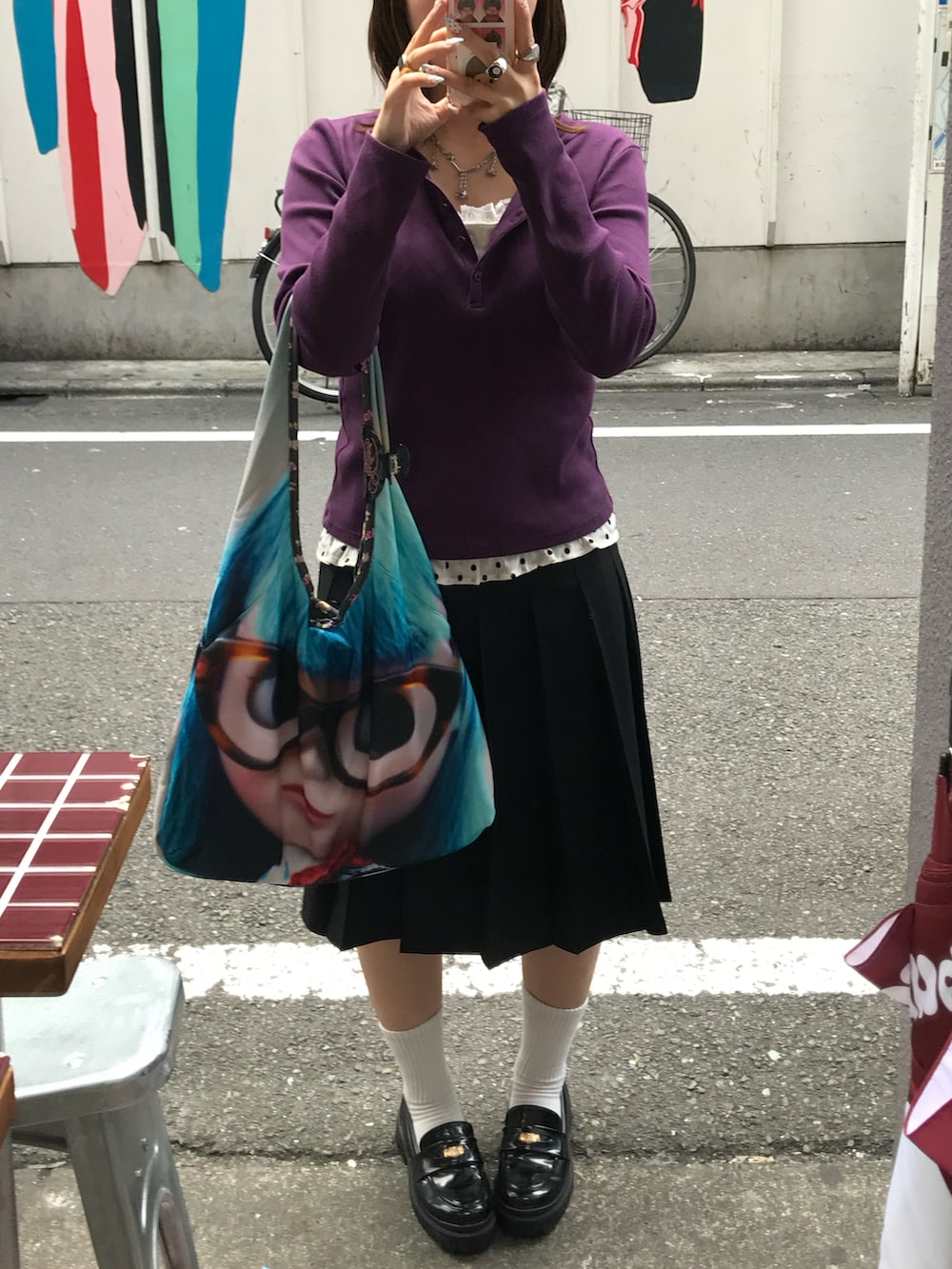 ホワイト系のTシャツ/カットソー、ブラック系のローファー、グレー系のショルダーバッグを着用したレディースの秋コーディネートの2枚目の写真