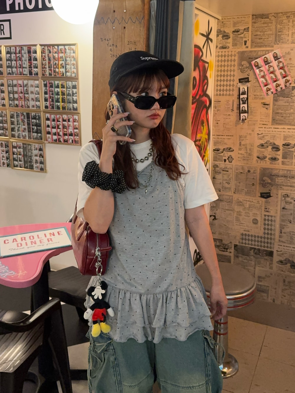 グレー系のキャミソール、ブルー系のデニムパンツ、シルバー系のサンダルを着用したレディースの夏コーディネートの3枚目の写真