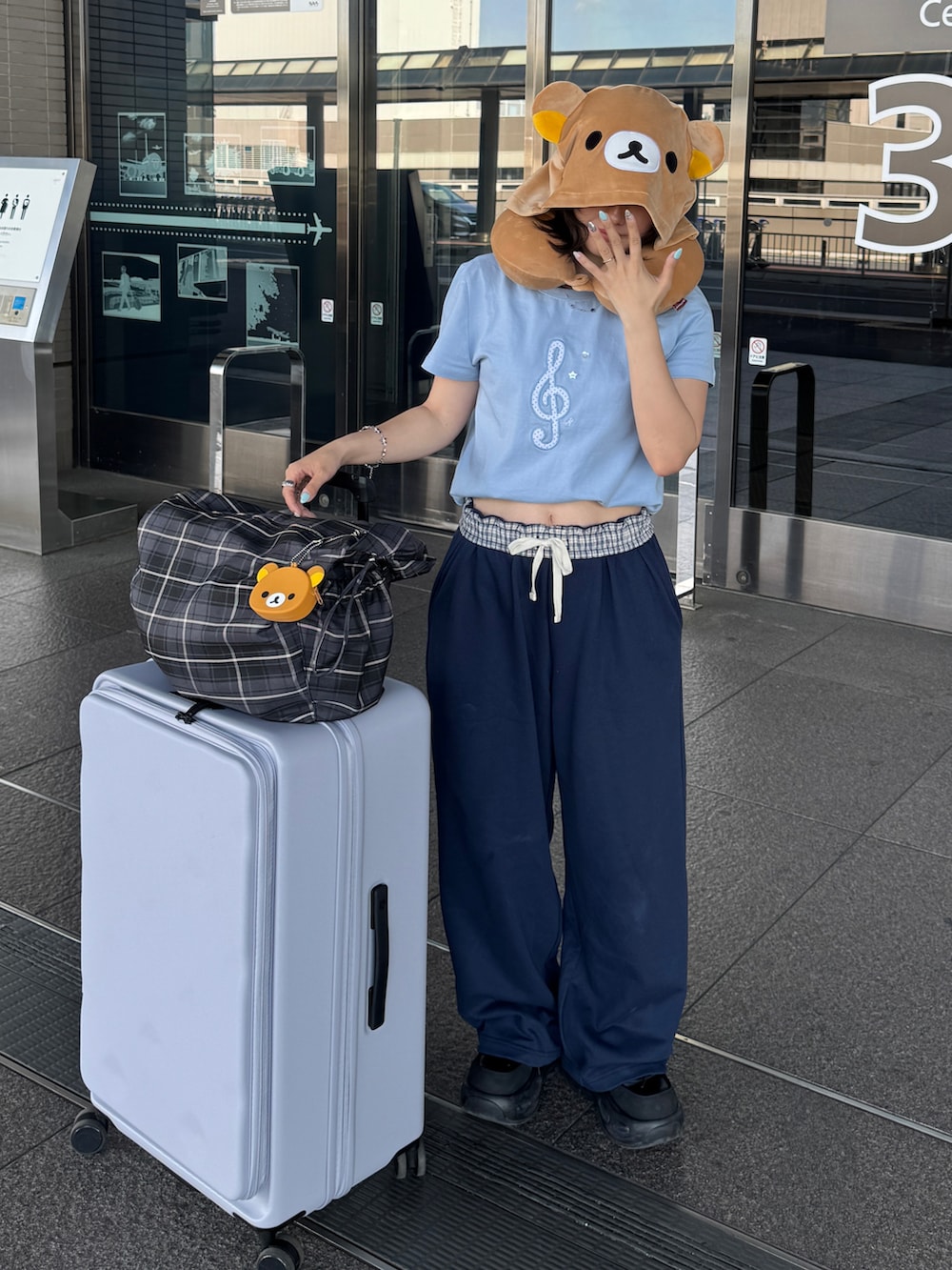 ブラック系のスニーカー、ブルー系のTシャツ/カットソー、ブルー系のスウェットパンツを着用したレディースの春コーディネートの2枚目の写真