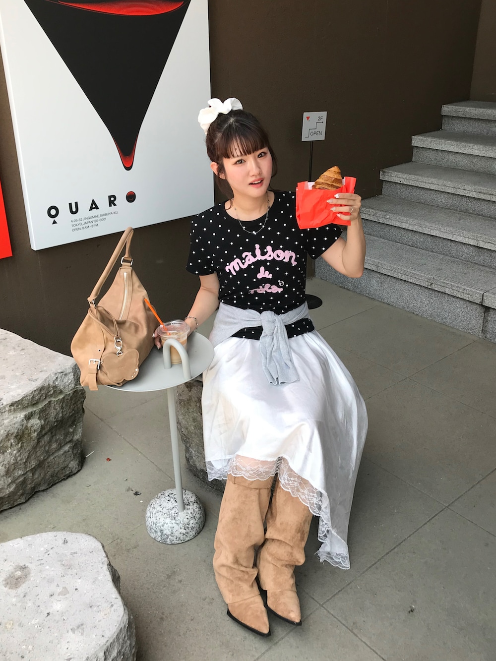 ブラック系のTシャツ/カットソー、ホワイト系のスカート、イエロー系のハンドバッグを着用したレディースの夏コーディネートの2枚目の写真