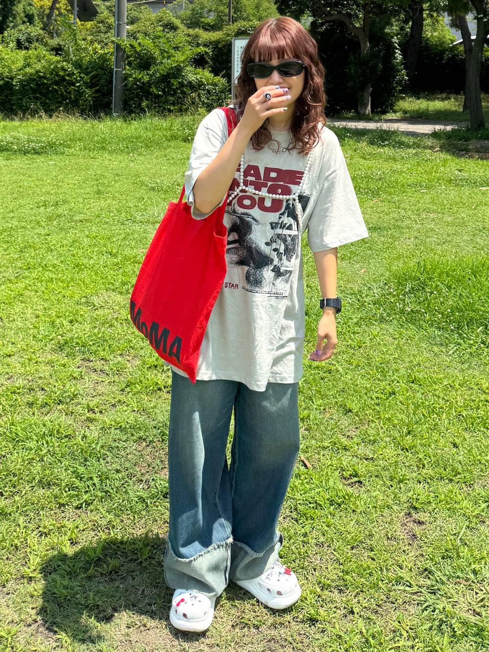 ホワイト系のサンダル、グレー系のTシャツ/カットソー、ブルー系のデニムパンツを着用したレディースの夏コーディネートの2枚目の写真