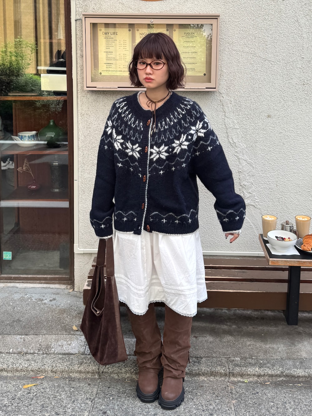 ブルー系のカーディガン/ボレロ、ホワイト系のスカート、ブラウン系のブーツを着用したレディースの秋コーディネートの2枚目の写真