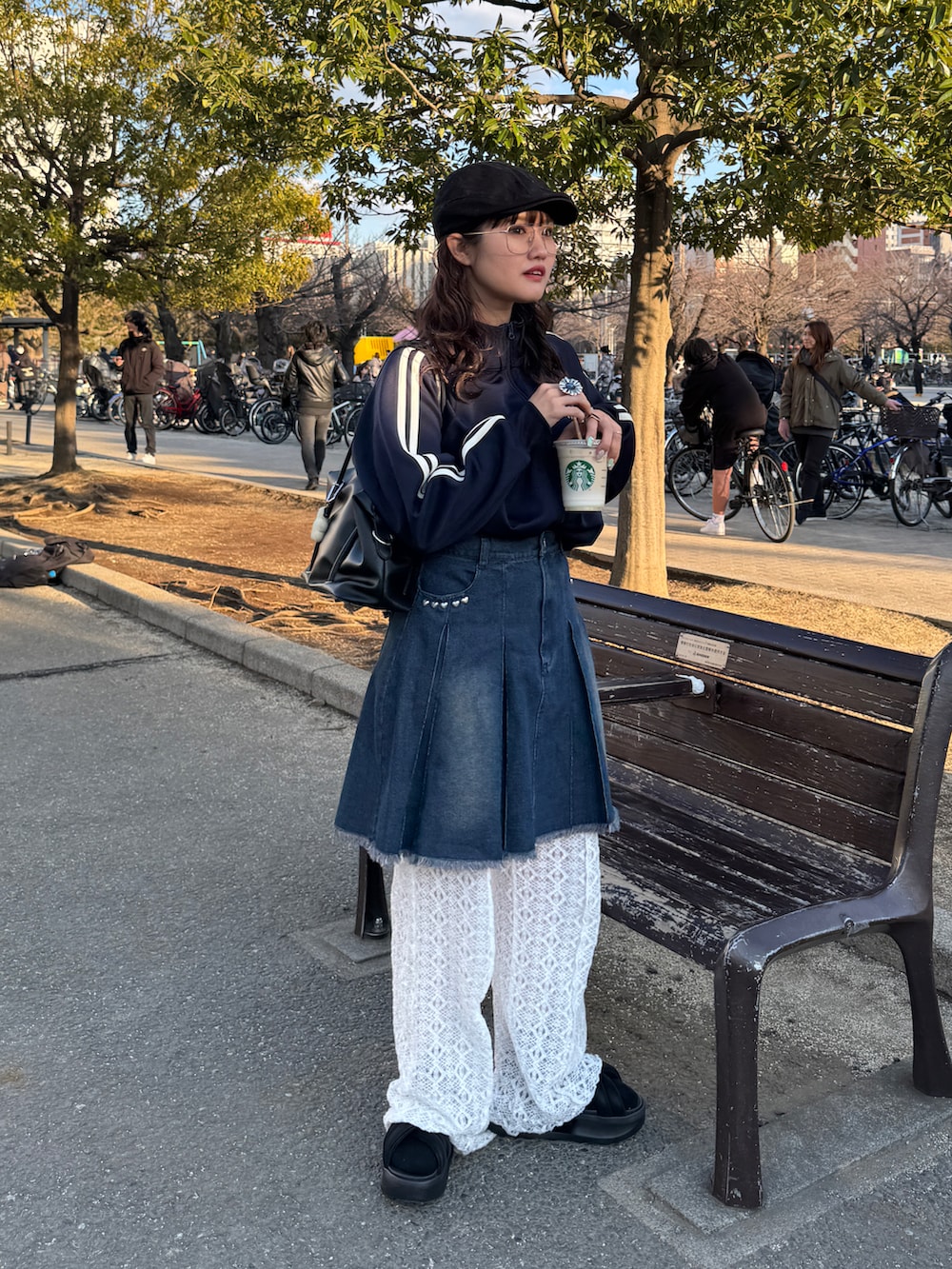 「古着MIX、春コーデ、トラックジャケット、ミニスカート、デニム、メガネ女子、ローファー、オトナ女子、レイヤードスタイル、休日スタイル」｜「FREAK'S STOREのMLB × FREAK'S STORE/エムエルビー MLB トラックジャケット / ラインジャージ（ジャージ、ブルー系）」を使った、rin.さん（レディース・153cm）の春コーディネートの2枚目の写真