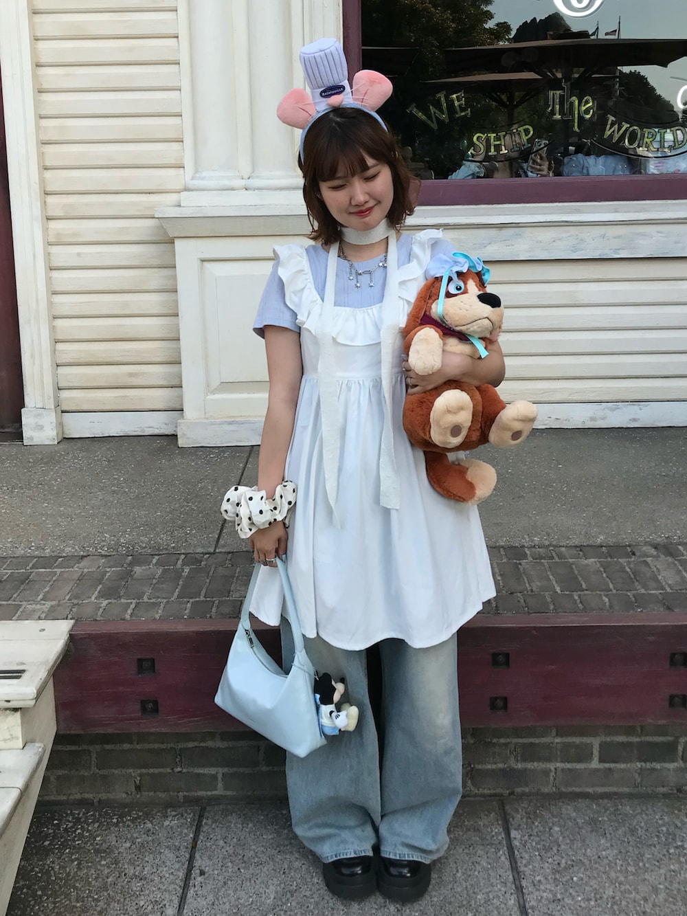 ブラック系のローファー、ブルー系のデニムパンツ、ブルー系のTシャツ/カットソーを着用したレディースの夏コーディネートの2枚目の写真