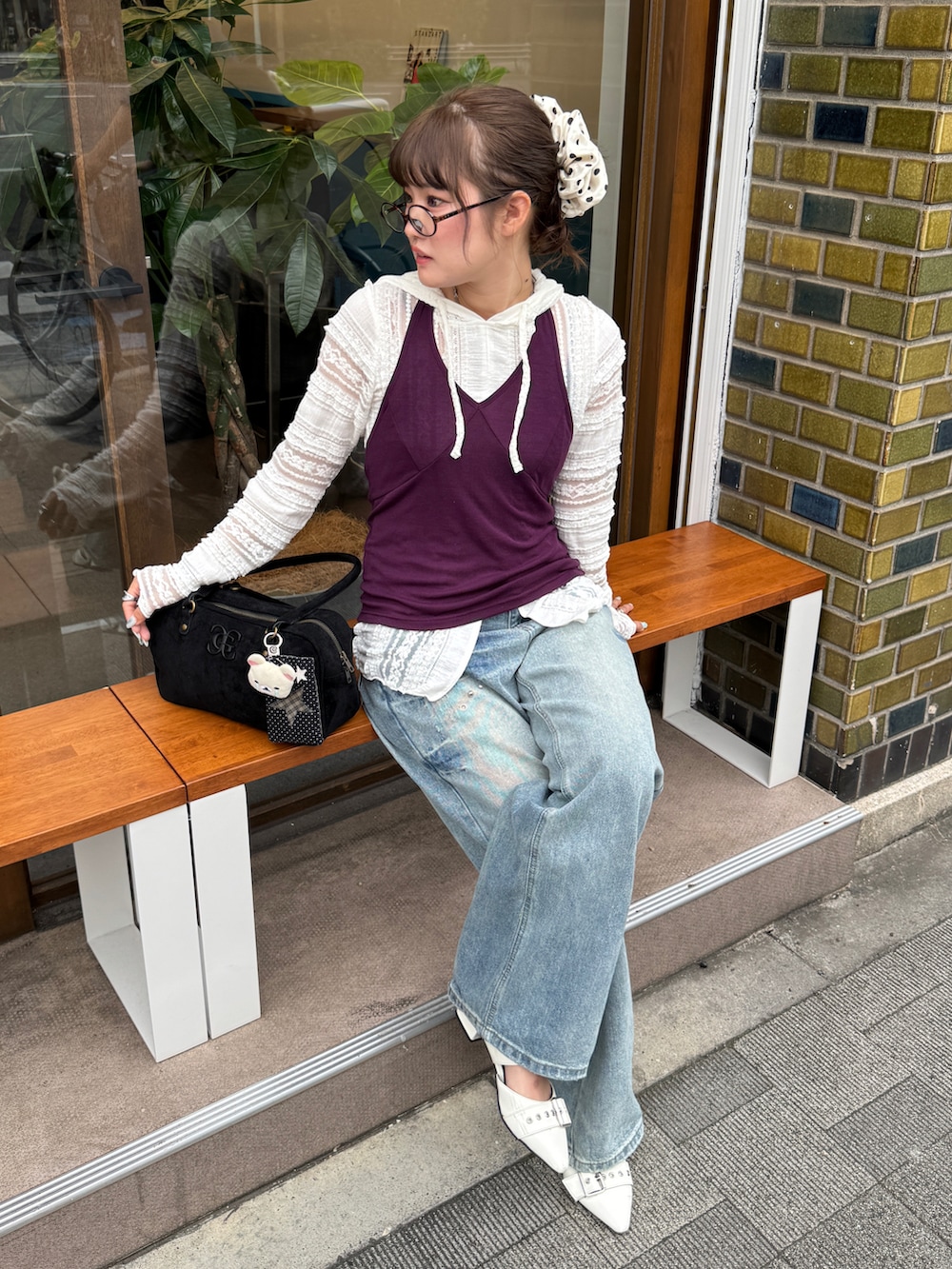 ホワイト系のパンプス、グレー系のTシャツ/カットソー、ホワイト系のTシャツ/カットソーを着用したレディースの夏コーディネートの2枚目の写真