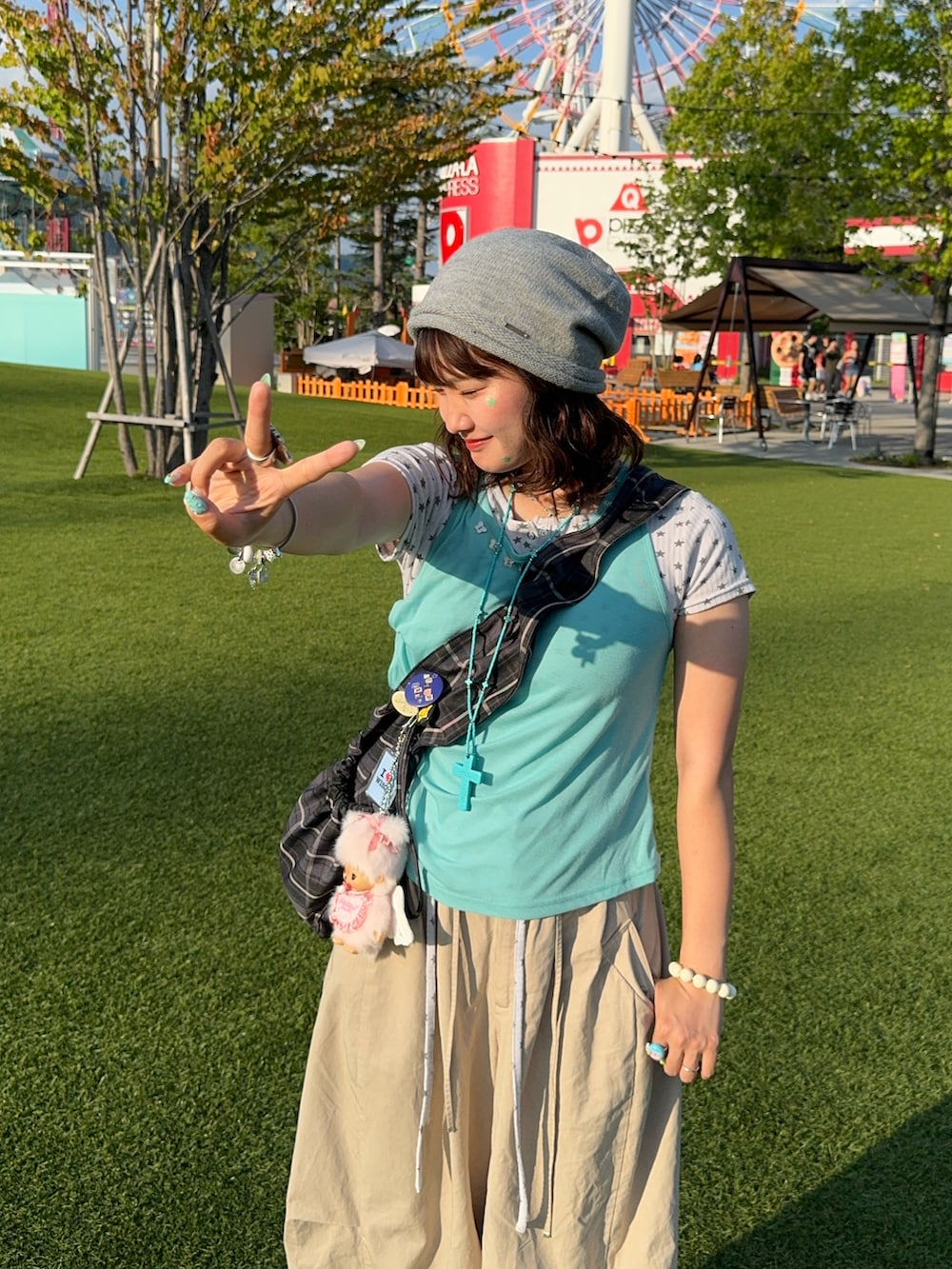 パープル系のTシャツ/カットソー、ブラック系のサンダル、ベージュ系のその他パンツを着用したレディースの夏コーディネートの2枚目の写真